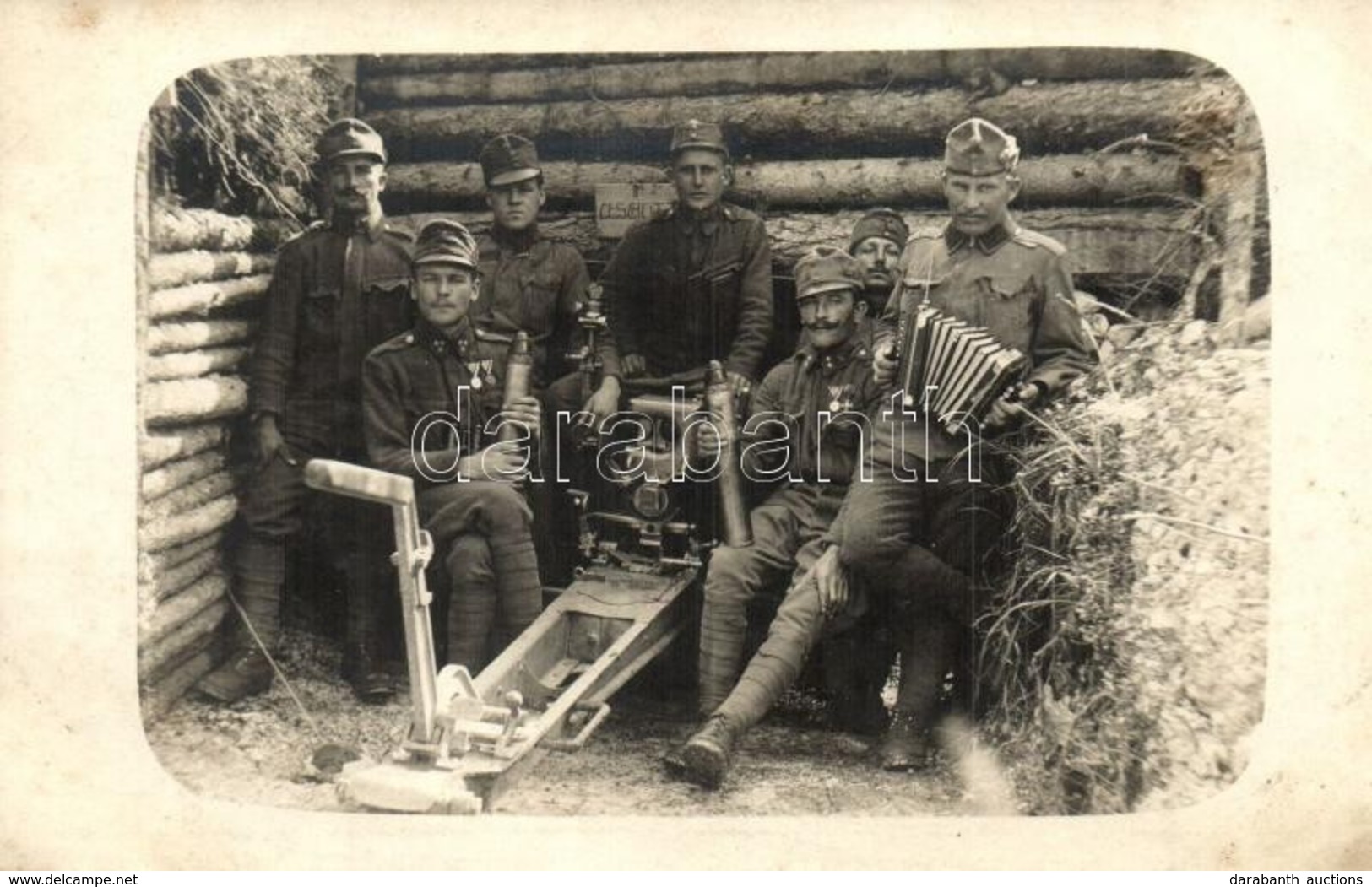 * T2/T3 Osztrák-magyar Katonák Csoportképe A Lövészárokban Az Olasz Frontról, ágyúval, Harmonikával / WWI Austro-Hungari - Non Classés