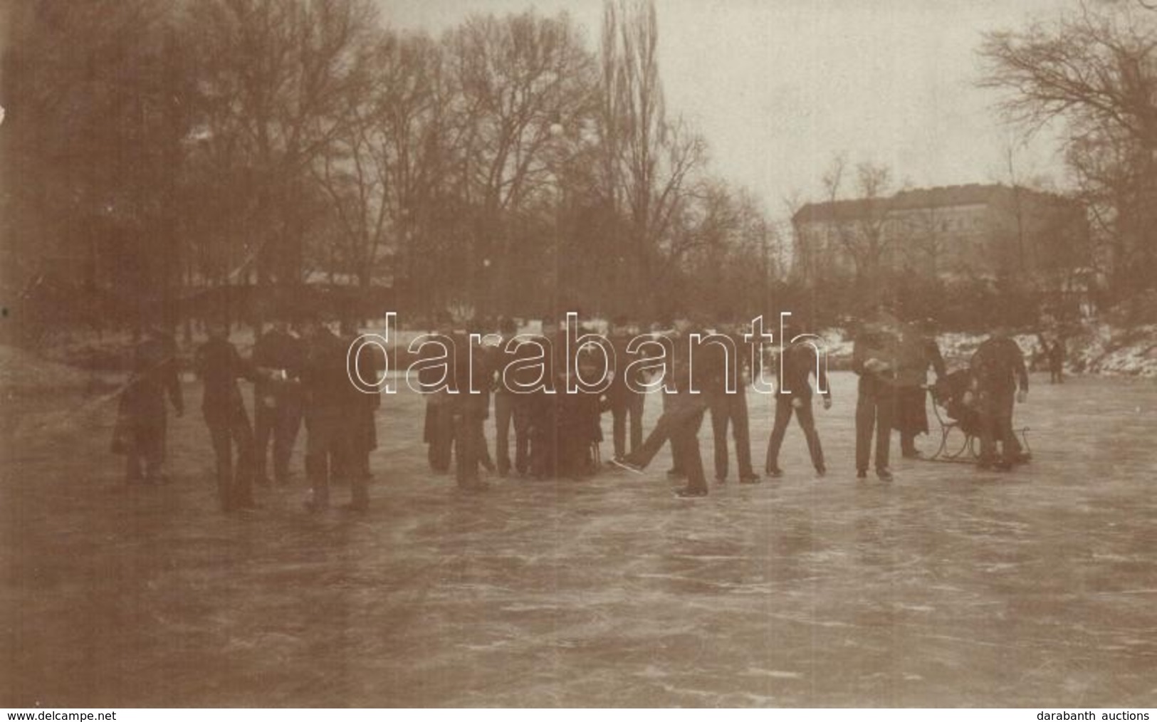 T2 1908 Korcsolyázó Katonák A Ludovika Akadémia Befagyott Taván / K.u.K. Soldiers Ice Skating On A Frozen Lake By The Mi - Non Classés