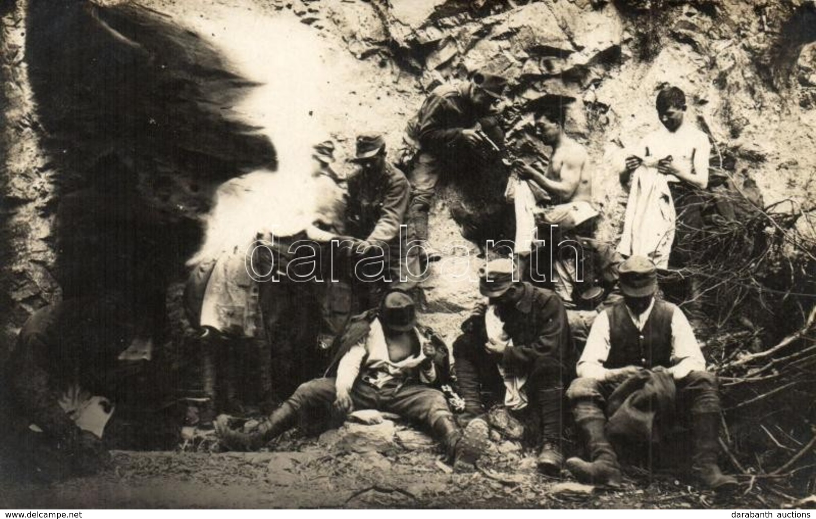 ** T2 Osztrák-magyar Katonák Tetűirtás Közben / K.u.K. Soldiers During Louse (lice) Control Procedure. Photo - Non Classés