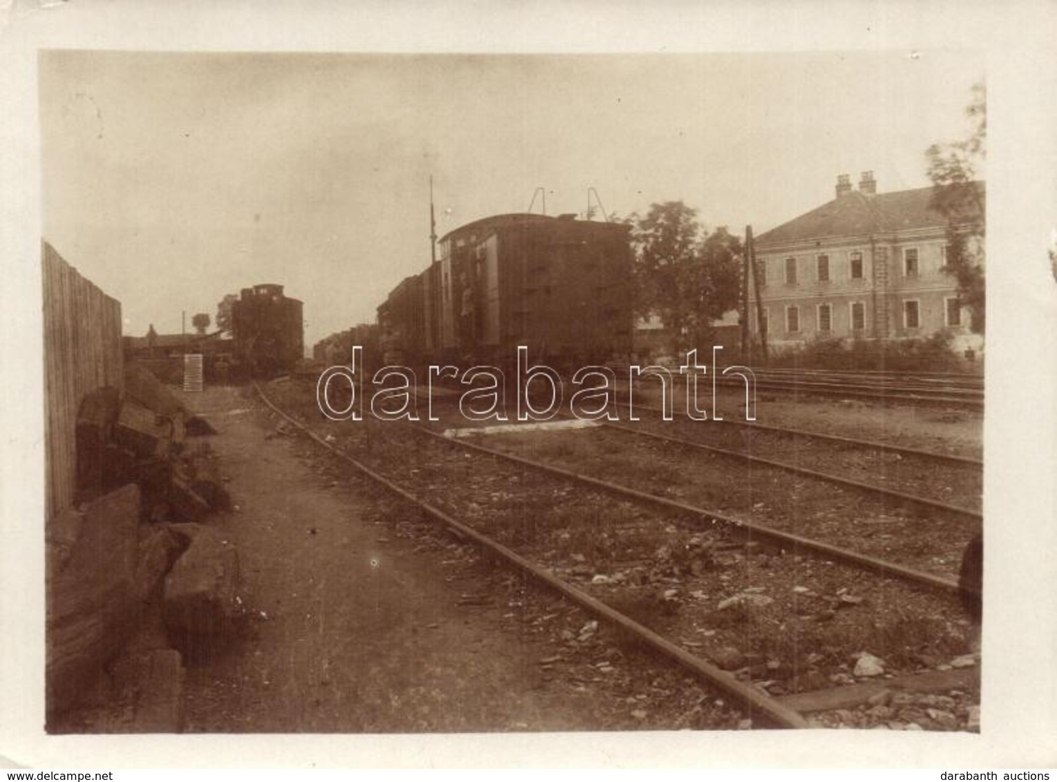 * T2/T3 1915 Osztrák-magyar Katonák Debrecenben A Vonat Előtt / WWI Austro-Hungarian K.u.K. Soldiers Next To The Trains  - Non Classés