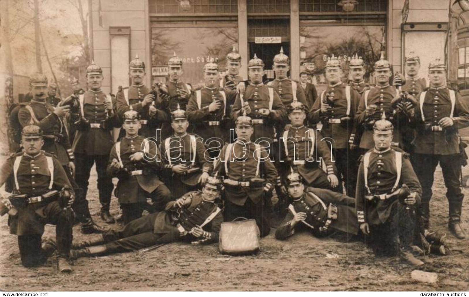 T2/T3 1914 2. Comp. 19. Rgt. 4. Reserve.  / WWI German Soldiers In Front Of Cacilie Sader's Shop. Group Photo - Non Classés