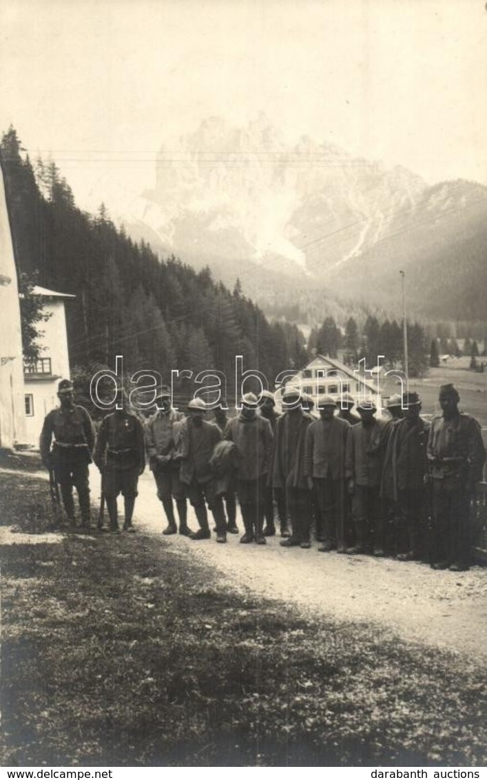 * T1/T2 Osztrák-magyar Katonák Olasz Hadifoglyokkal A See Hotel Előtt / Italien Gefangene Am See Hotel / WWI Austro-Hung - Non Classés