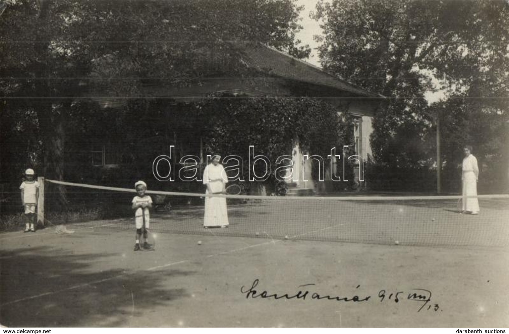 T2/T3 1915 Teniszező Hölgyek és Gyerekek Csoportképe Egy Ház Udvarán Levő Teniszpályán Szenttamásban / Tennis Playing La - Non Classés