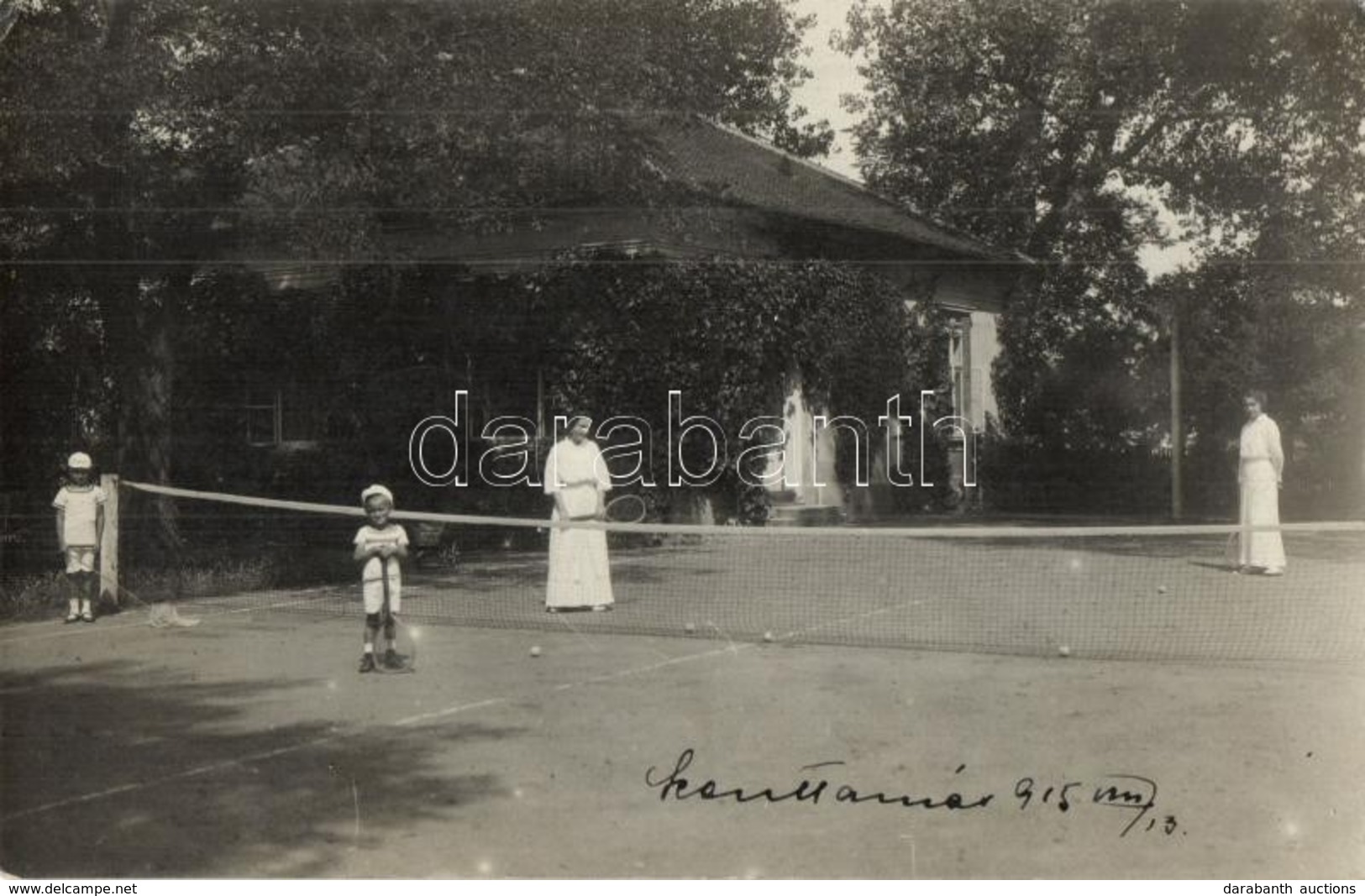 T2/T3 1915 Teniszező Hölgyek és Gyerekek Csoportképe Egy Ház Udvarán Levő Teniszpályán Szenttamásban / Tennis Playing La - Unclassified