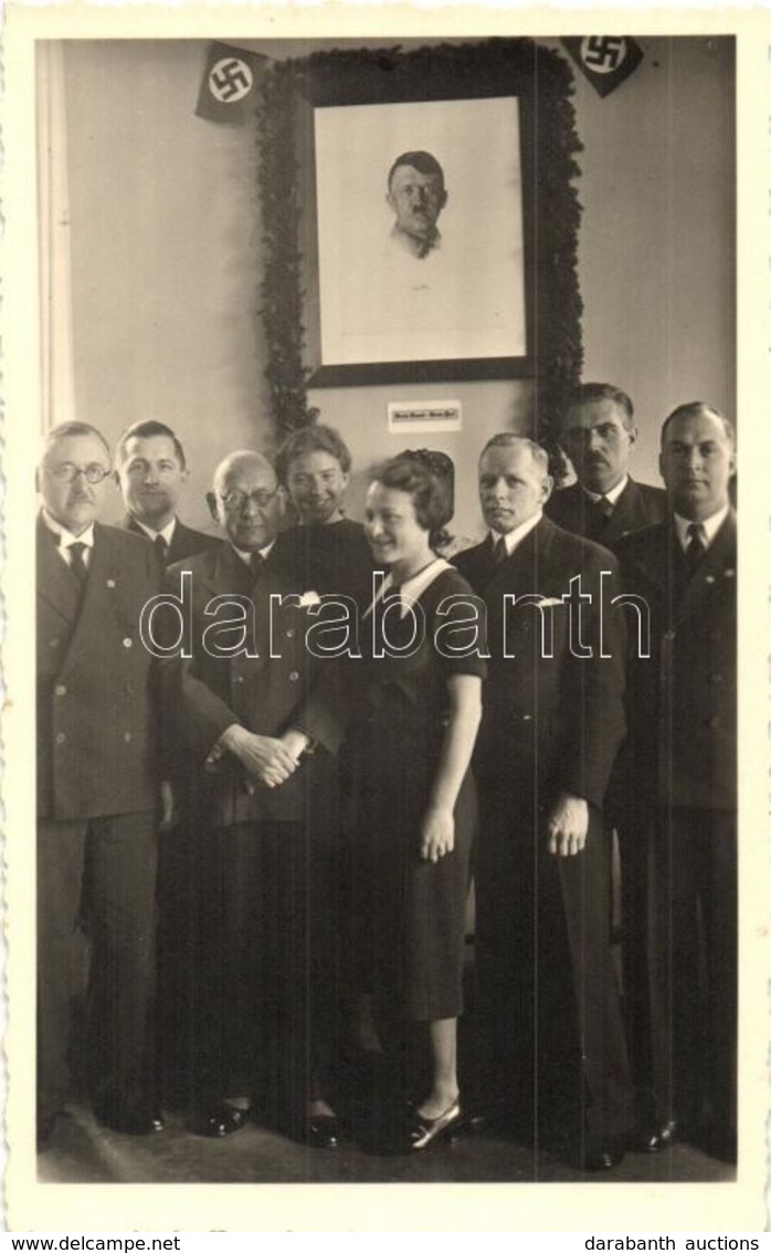 ** T1 Fogadás Hitler Arckép Alatt, Horogkereszt / German Meeting Under An Adolf Hitler Portrait, Swastika, NSDAP German  - Non Classés