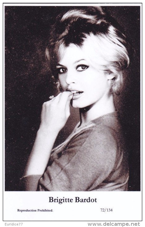 BRIGITTE BARDOT - Film Star Pin Up PHOTO Postcard - Publisher Swiftsure Postcards 2000 - Otros & Sin Clasificación