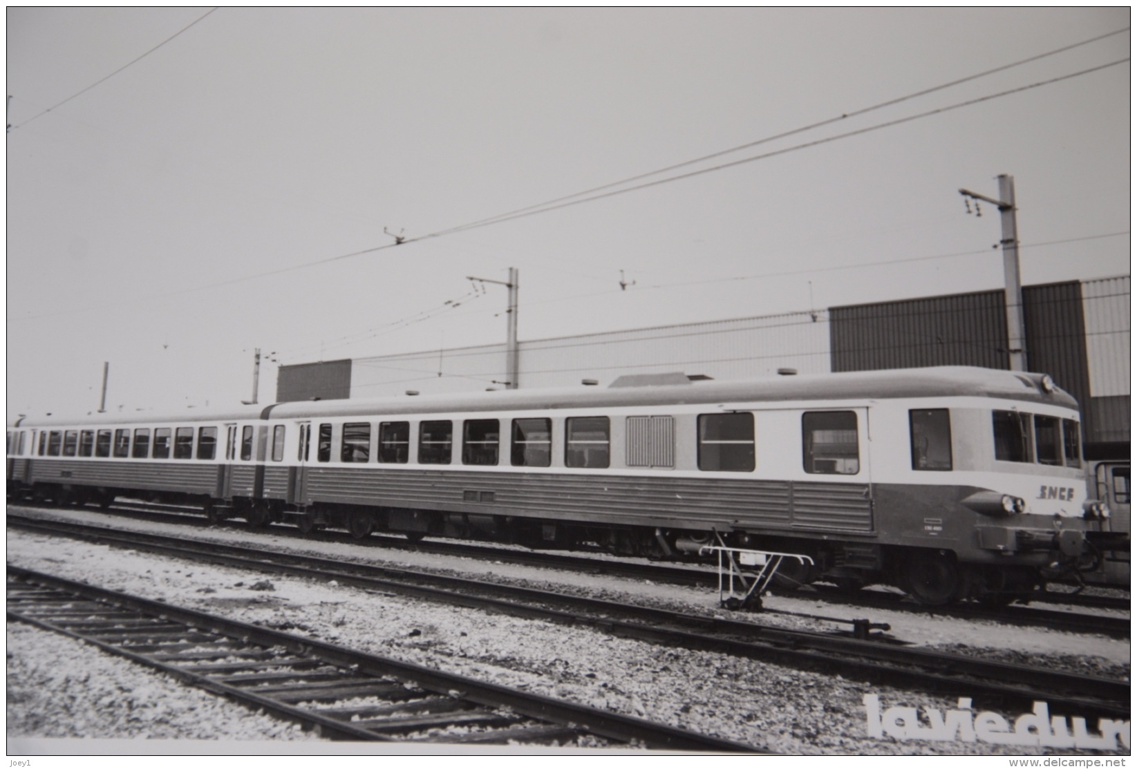 Photo La Vie Du Rail Autorail Triple X 4900(600kw 900ch) Mai 1975, Format 24/30 - Trenes