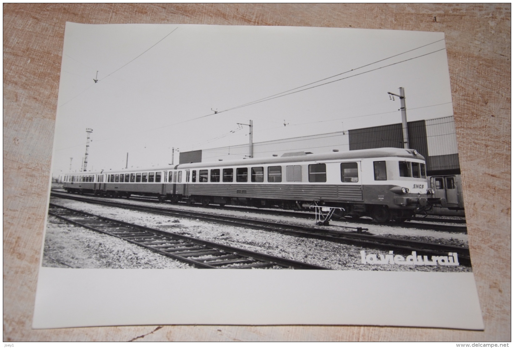 Photo La Vie Du Rail Autorail Triple X 4900(600kw 900ch) Mai 1975, Format 24/30 - Trenes