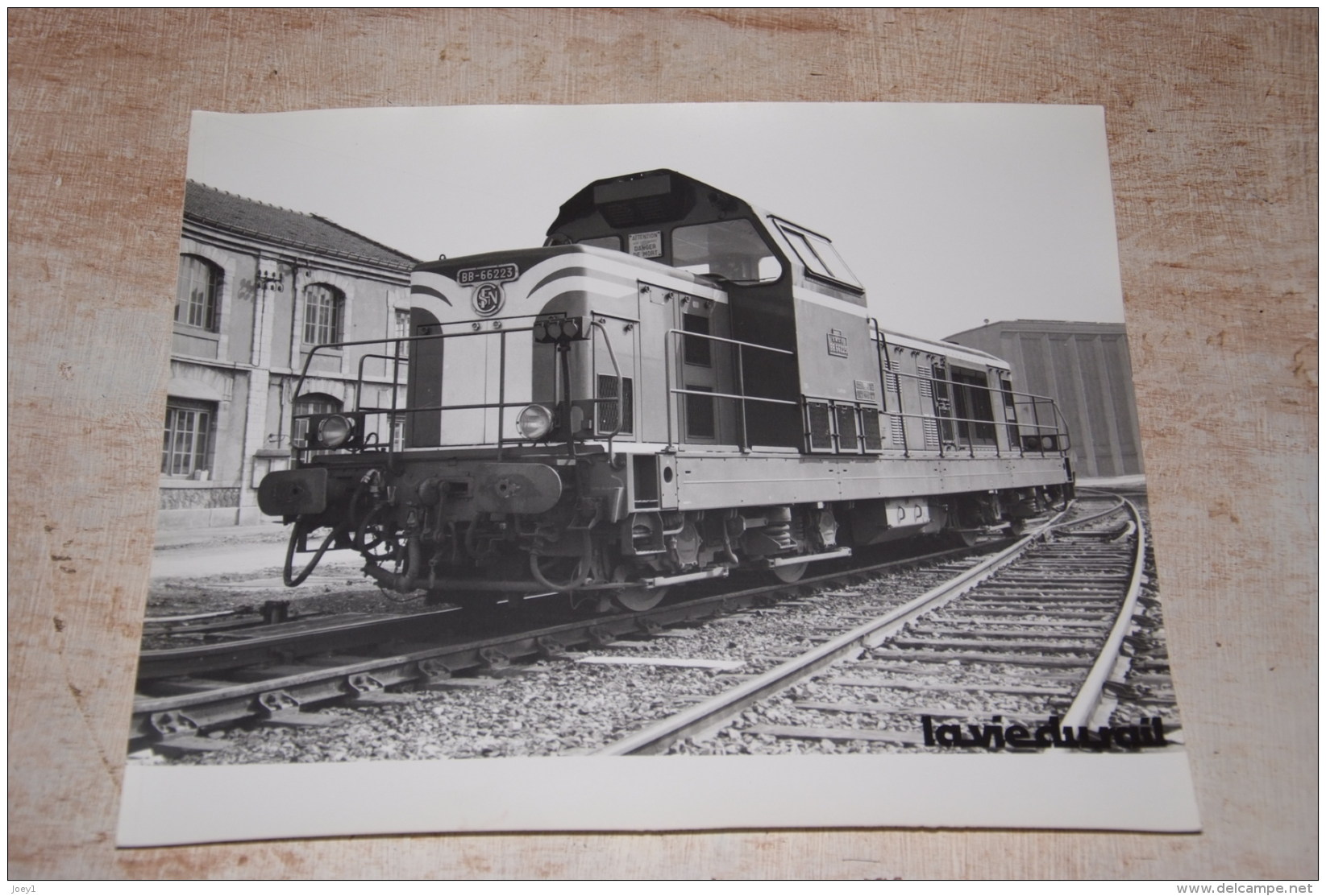 Photo La Vie Du Rail Loco Diesel BB 66000 .La 66623 Au Dépot De Noisy En 1966.Format 24/30 - Eisenbahnen