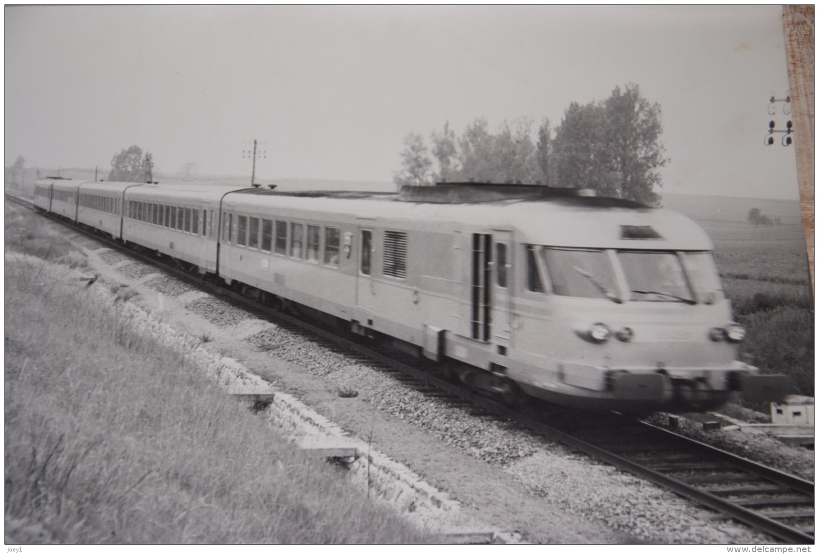 Photo La Vie Du Rail RTG Rame à Turbine à Gaz Sur La Ligne Bordeaux Lyon, Naves Mai 1974 .Format 24/30 - Treinen