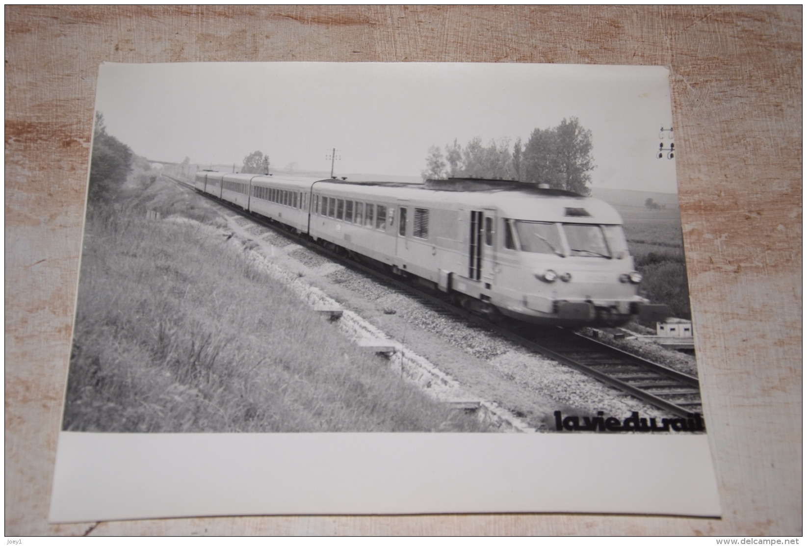 Photo La Vie Du Rail RTG Rame à Turbine à Gaz Sur La Ligne Bordeaux Lyon, Naves Mai 1974 .Format 24/30 - Eisenbahnen