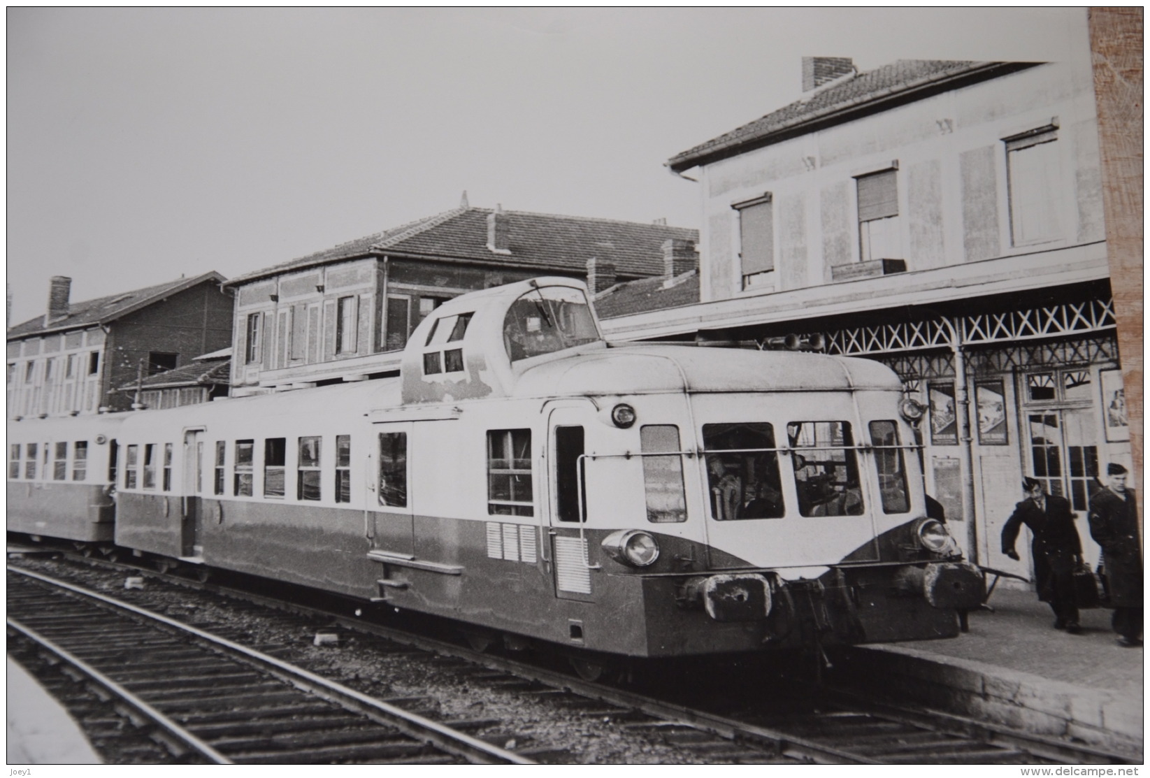 Photo La Vie Du Rail, Autorail X 3800 En Gare De Verdun .Format 24/30 - Trains