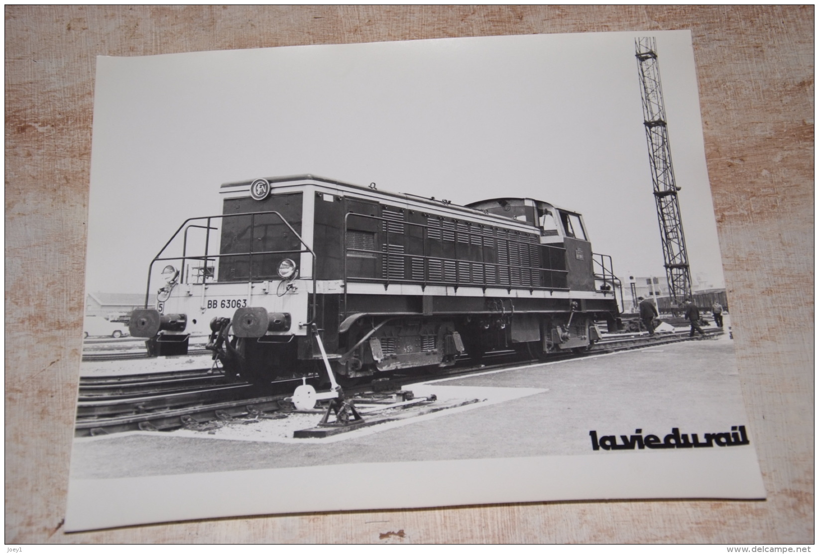 Photo La Vie Du Rail, Loco Diesel BB63000 Au Dépot De Grenoble En 1967 .Format 24/30 - Trenes