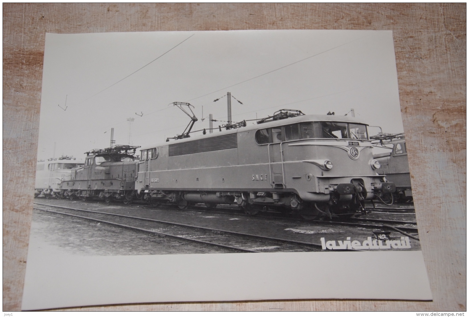 Photo La Vie Du Rail, Loco électriques BB 16021 Et BB 12000 Au Dépot De La Chapelle Le 28 Février 1959 .Format 24/30 - Trains