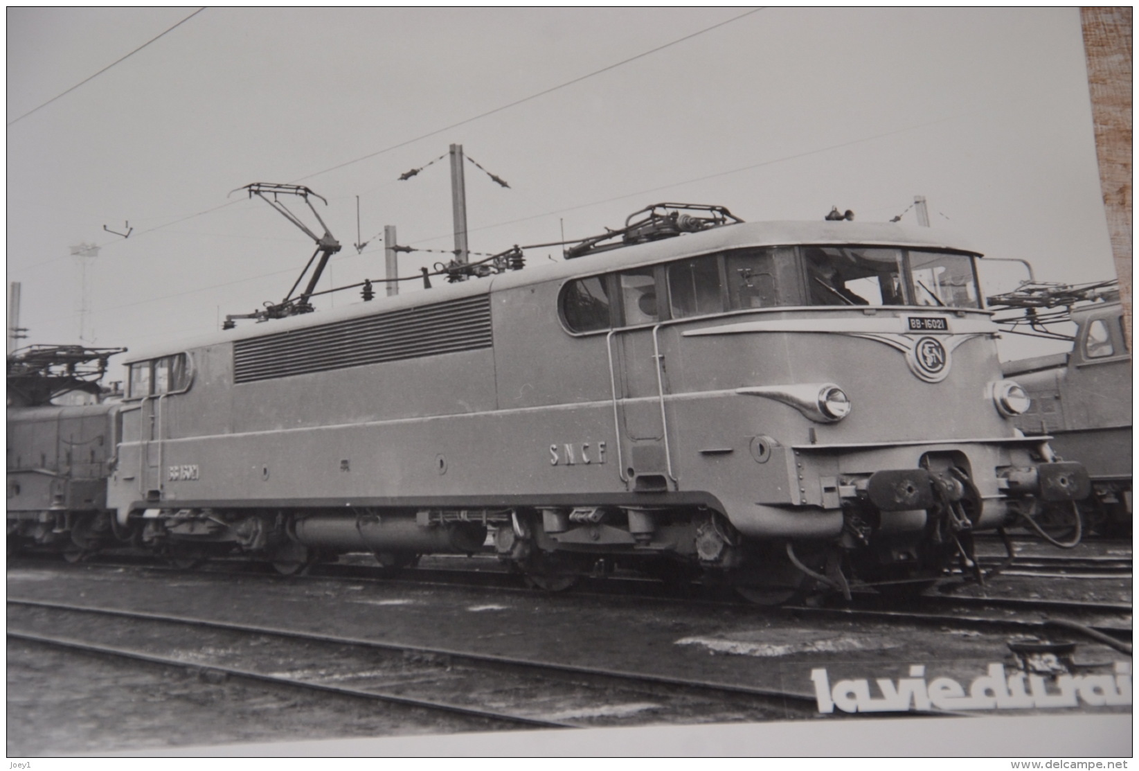 Photo La Vie Du Rail, Loco électriques BB 16021 Et BB 12000 Au Dépot De La Chapelle Le 28 Février 1959 .Format 24/30 - Trains