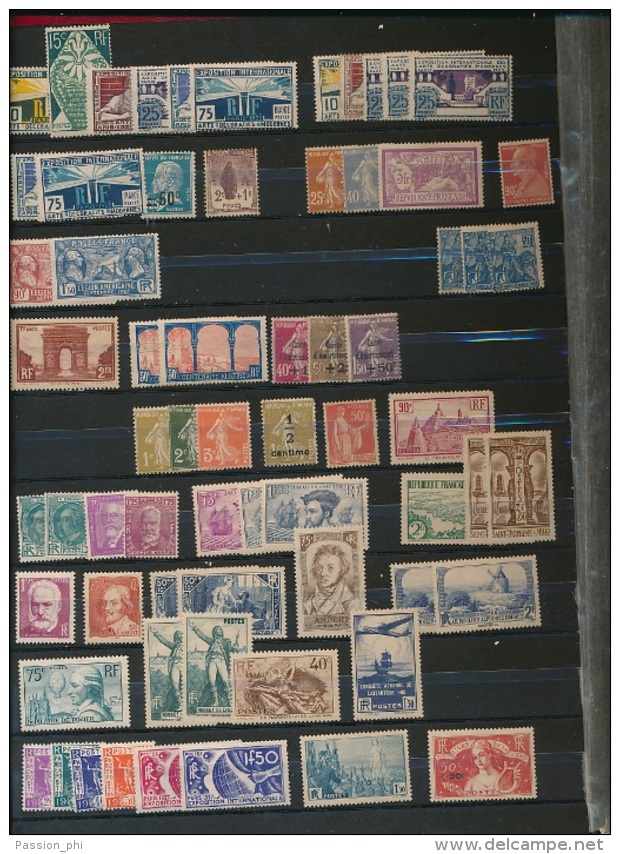 FRANCE DANS UN CLASSEUR ENSEMBLE DE TIMBRES NEUFS AVEC OU SANS CHARNIERE LH OR MNH - Collections