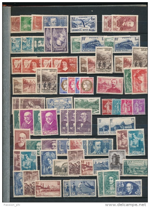 FRANCE DANS UN CLASSEUR ENSEMBLE DE TIMBRES NEUFS AVEC OU SANS CHARNIERE LH OR MNH - Collections