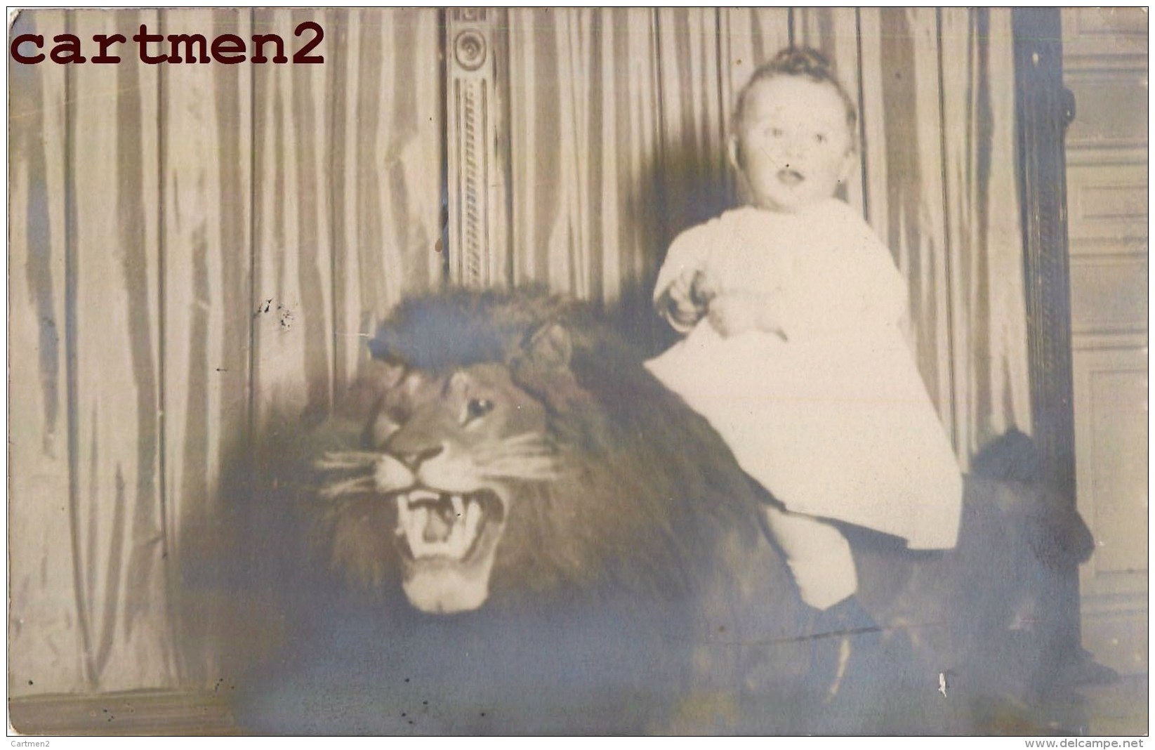 CARTE PHOTO : SURREALISME PHOTOMONTAGE LION EMPAILLE TAXIDERMIE BEBE CIRQUE CIRCUS FOIRE - Photographs