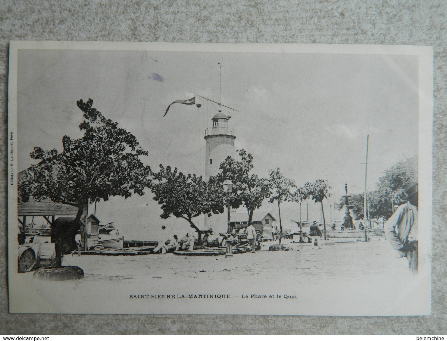 SAINT PIERRE LA MARTINIQUE   LE PHARE ET LE QUAI - Autres & Non Classés