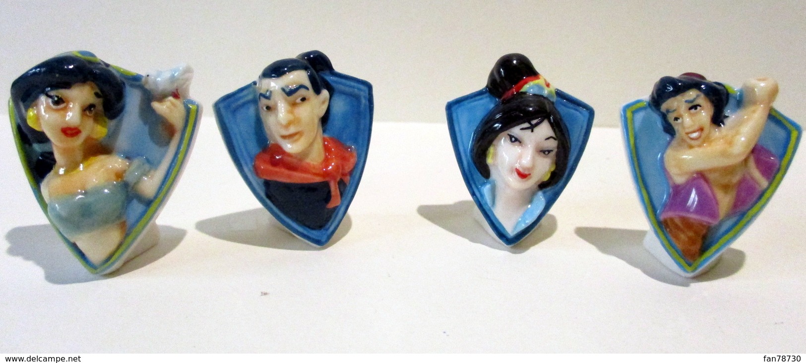 PROMO - Fèves Brillantes - Badges Disney - Jasmine Et Aladdin, Mulan Et Gal Chang - Disney