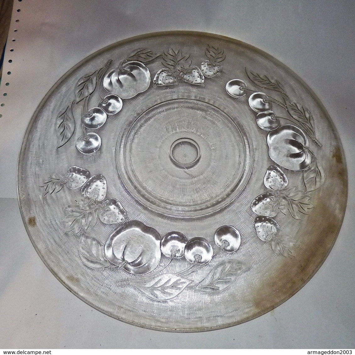 SUPERBE ANCIEN GRAND PLAT A GATEAU EN VERRE CISELE TBE DIAMETRE 30.7 Cm    BON ETAT - Schalen Und Tabletts