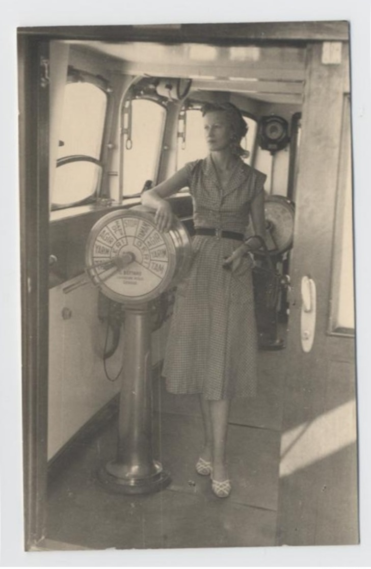 FORMAT CP   - FEMME SUR LES COMMANDE D'UN BATEAU 1954     -- B39 - Bateaux