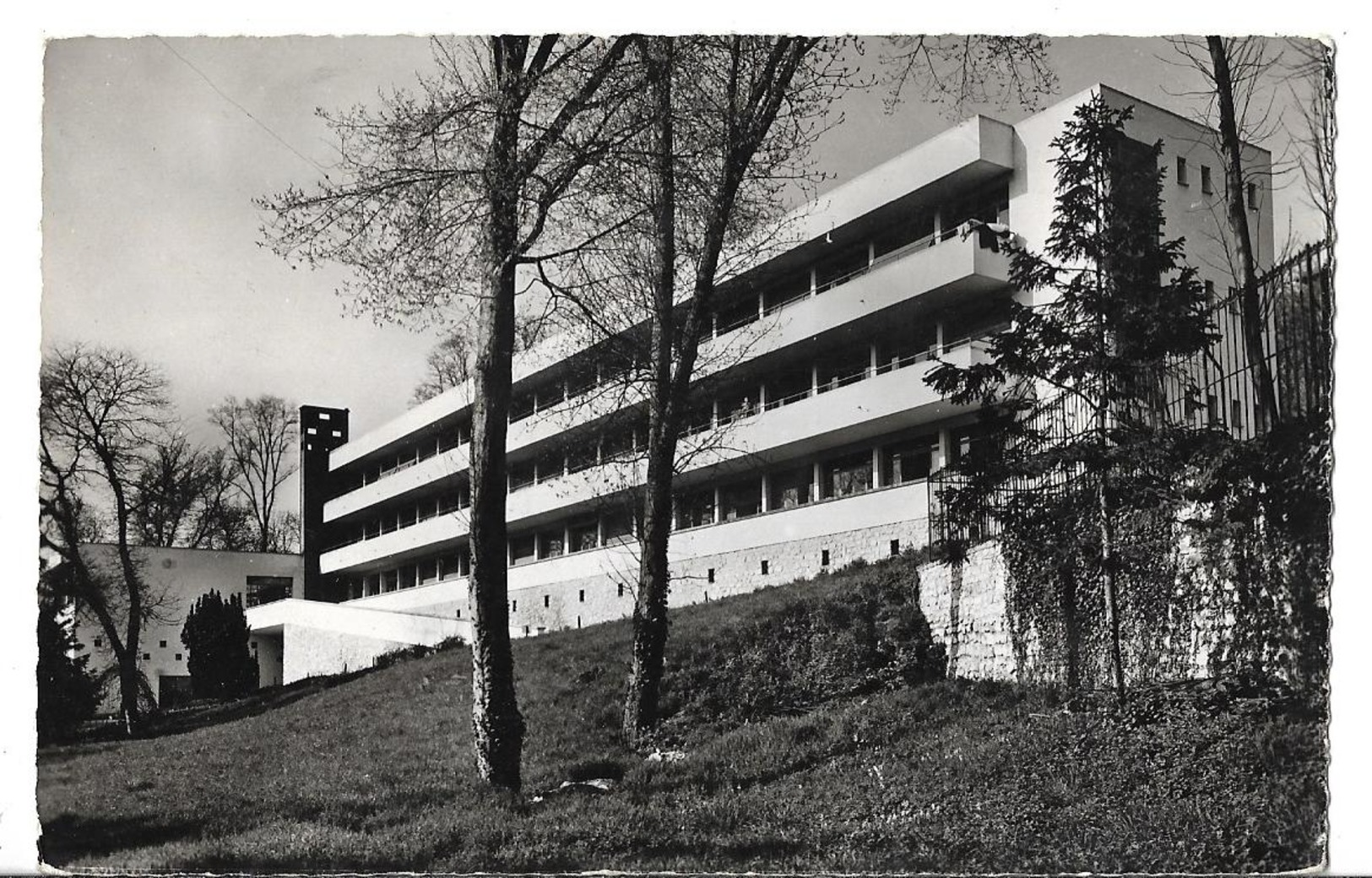 CPSM Dentelée En NB Et En PF De  FONTAINEBLEAU  (77)  -  Fontainebleau-Avon  -  Le  Prieuré       // TBE - Fontainebleau