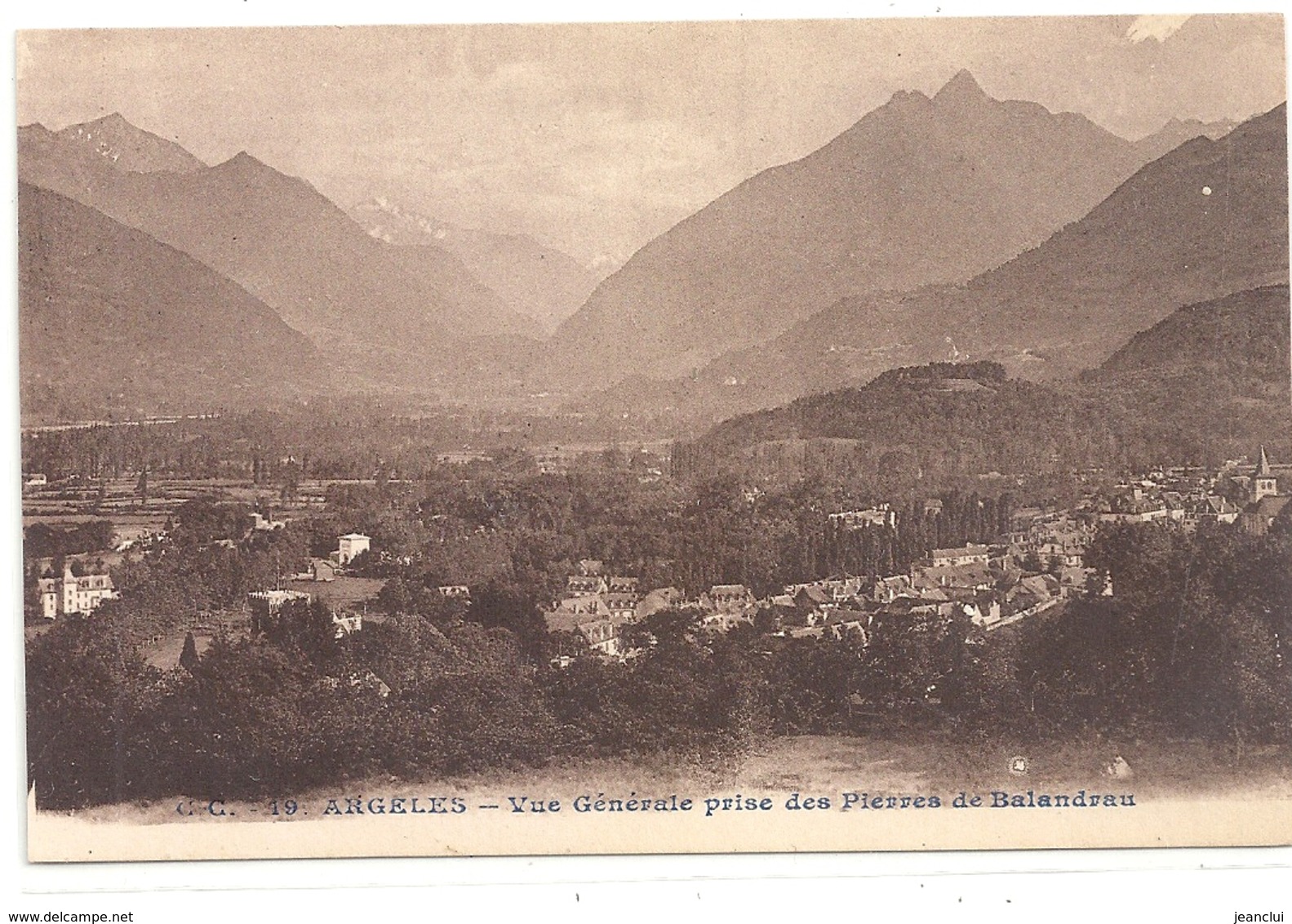 C.C.19 . ARGELES . VUE GENERALE PRISE DES PIERRES DE BALANDRAU  . CARTE NON ECRITE - Argeles Gazost