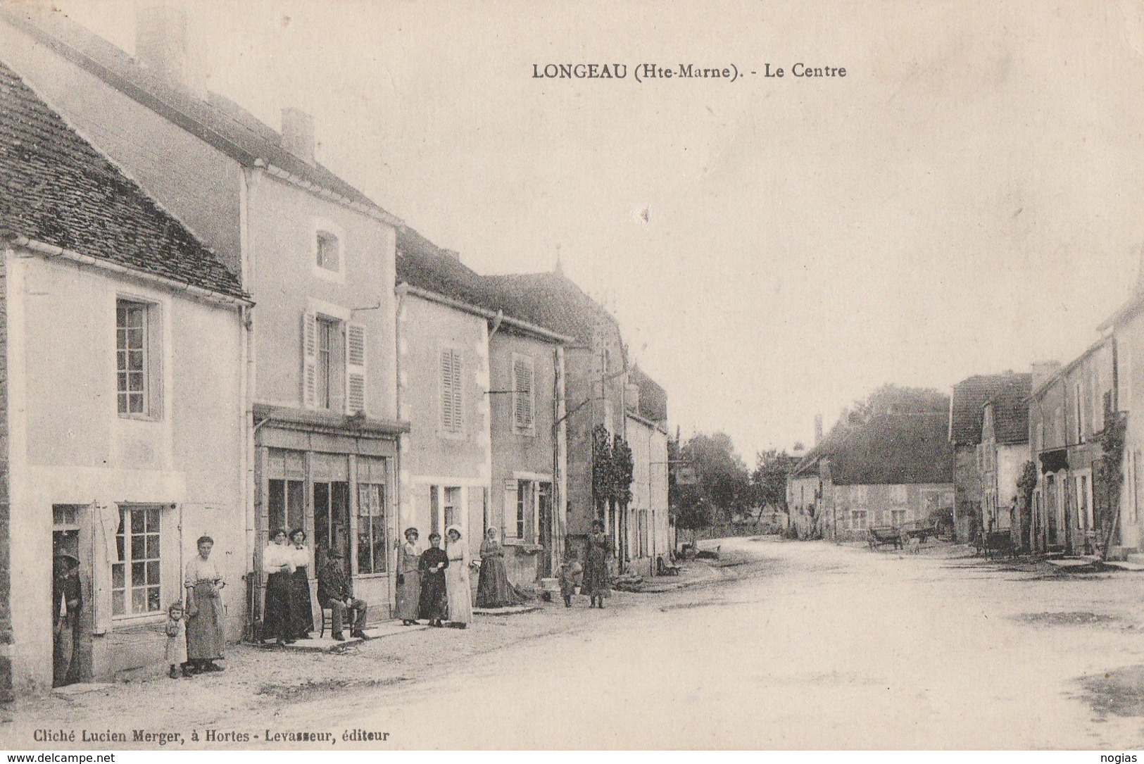 LONGEAU - LE CENTRE DU VILLAGE - BELLE CARTE ANIMEE DEVANT LE COMMERCE - - Le Vallinot Longeau Percey