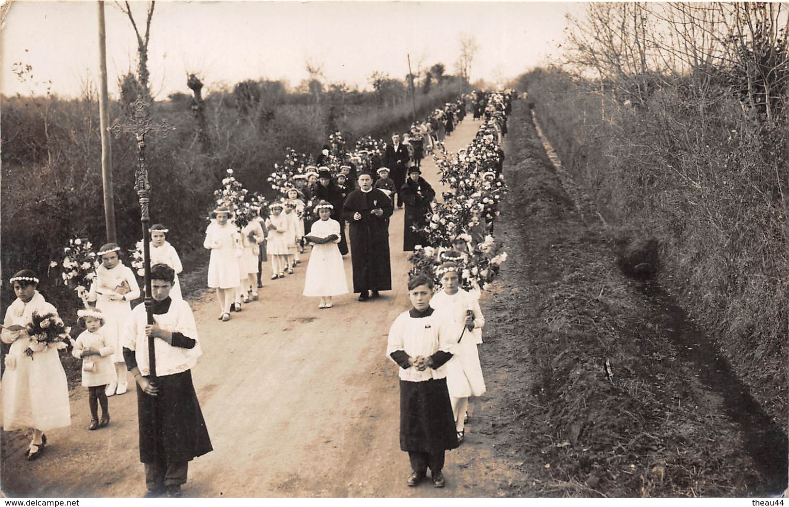 ¤¤   -    LE GUE-de-VELLUIRE Ou LA TAILLEE    -   Carte-Photo D'une Procession   -   ¤¤ - Autres & Non Classés