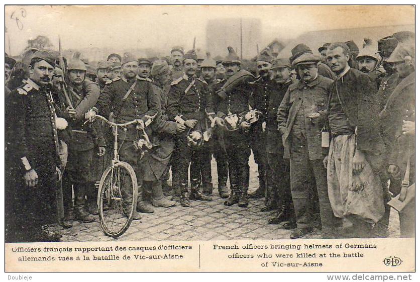 GUERRE 1914- 1918  WW1  Officiers Français Rapportant Des Casques D' Officiers   ... - Guerre 1914-18