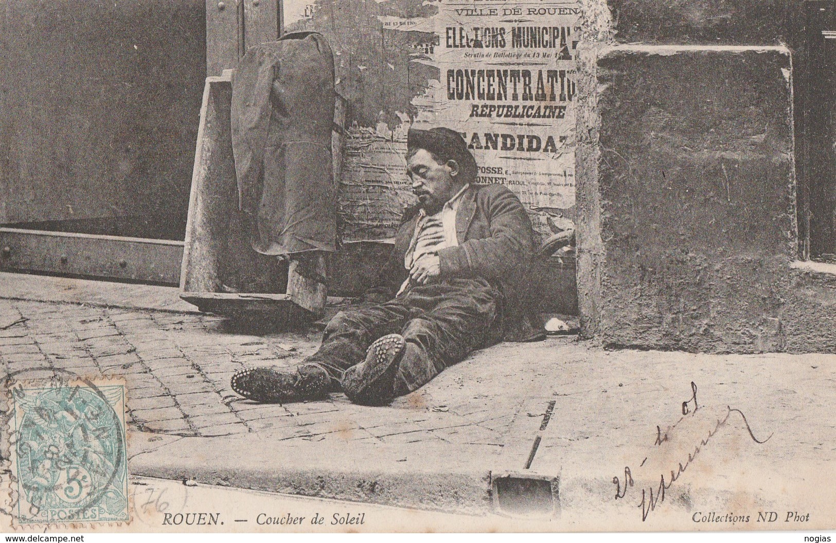 UN COUCHER DE SOLEIL A ...ROUEN - BEAU PLAN D'UN HOMME SEMBLANT FATIGUE ADOSSE A UN MUR, PORTANT DES CHAUSSURES A CLOUS - Other & Unclassified