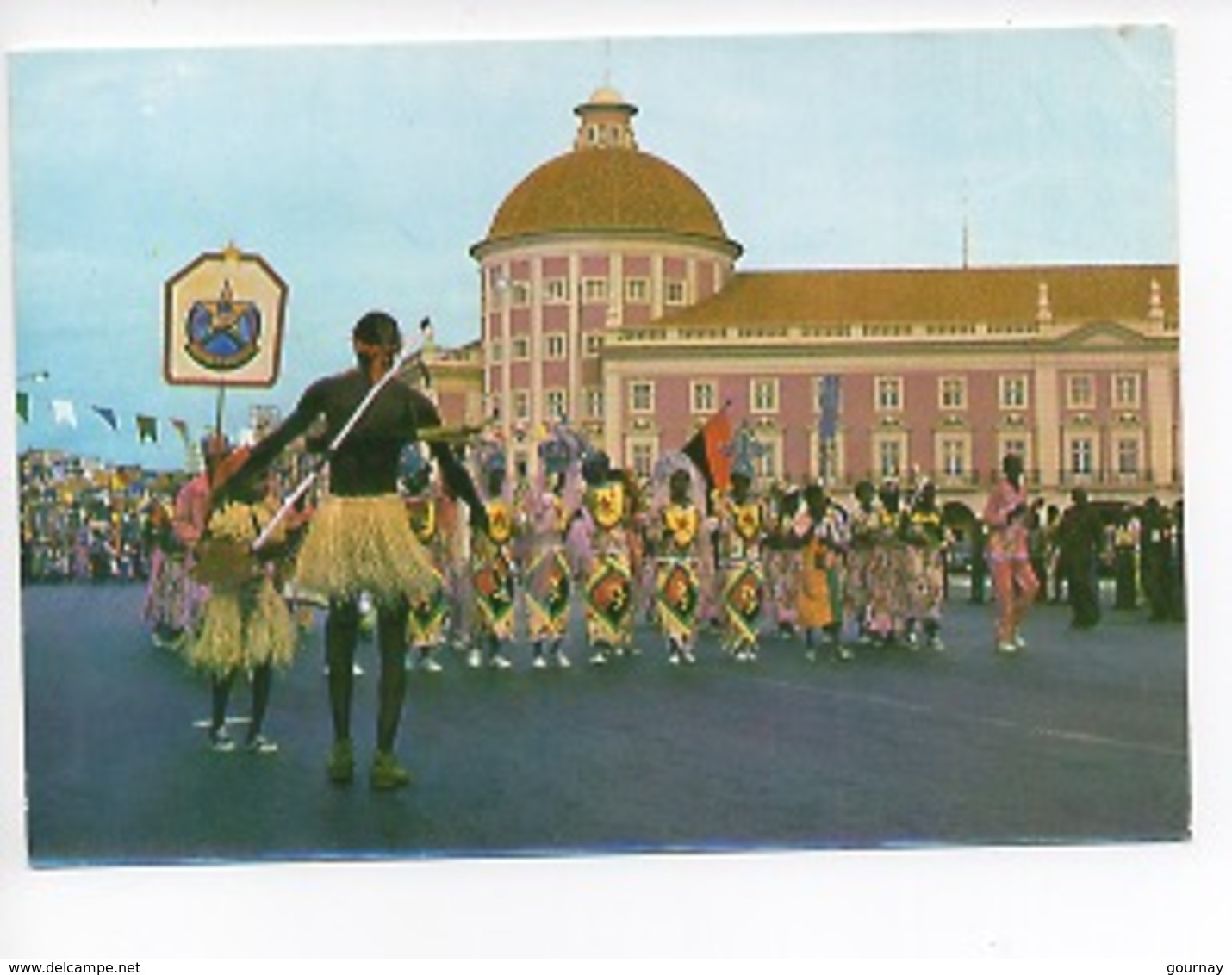 Afrique - Angola Le Carnaval De La Victoire  1981 (au Fond La Banque Nationale) Danse - Angola