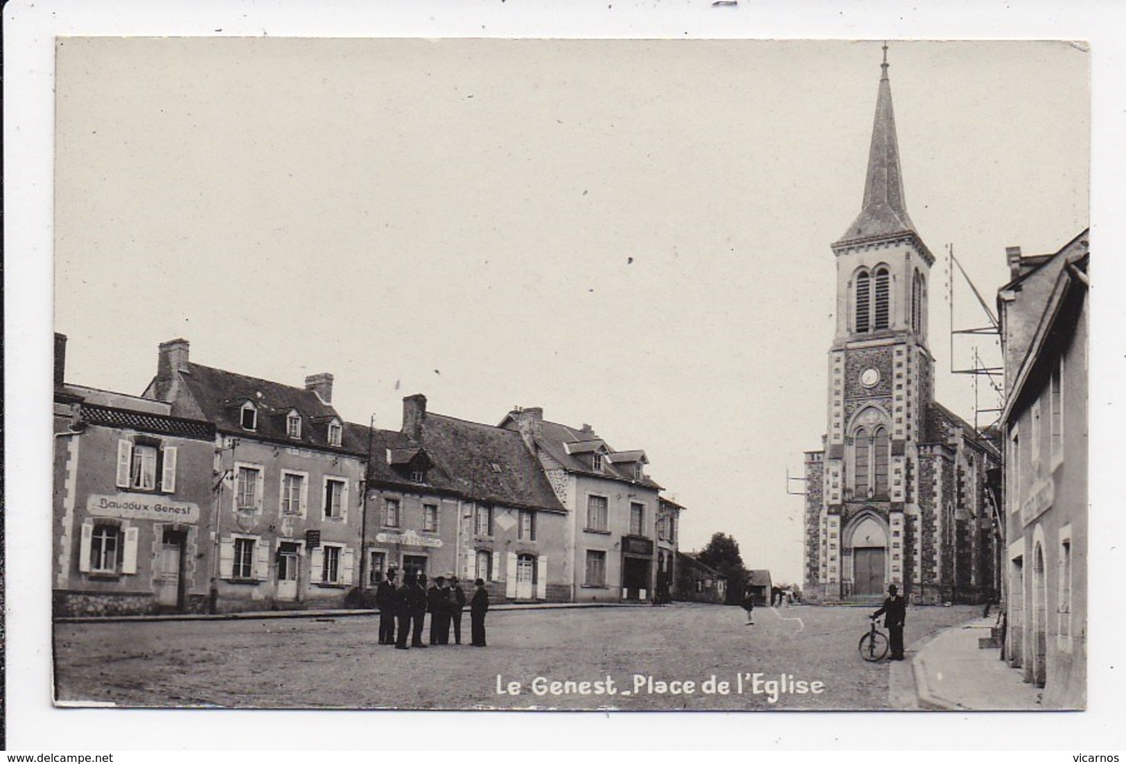 CPSM 53 LE GENEST Place De L'église - Le Genest Saint Isle