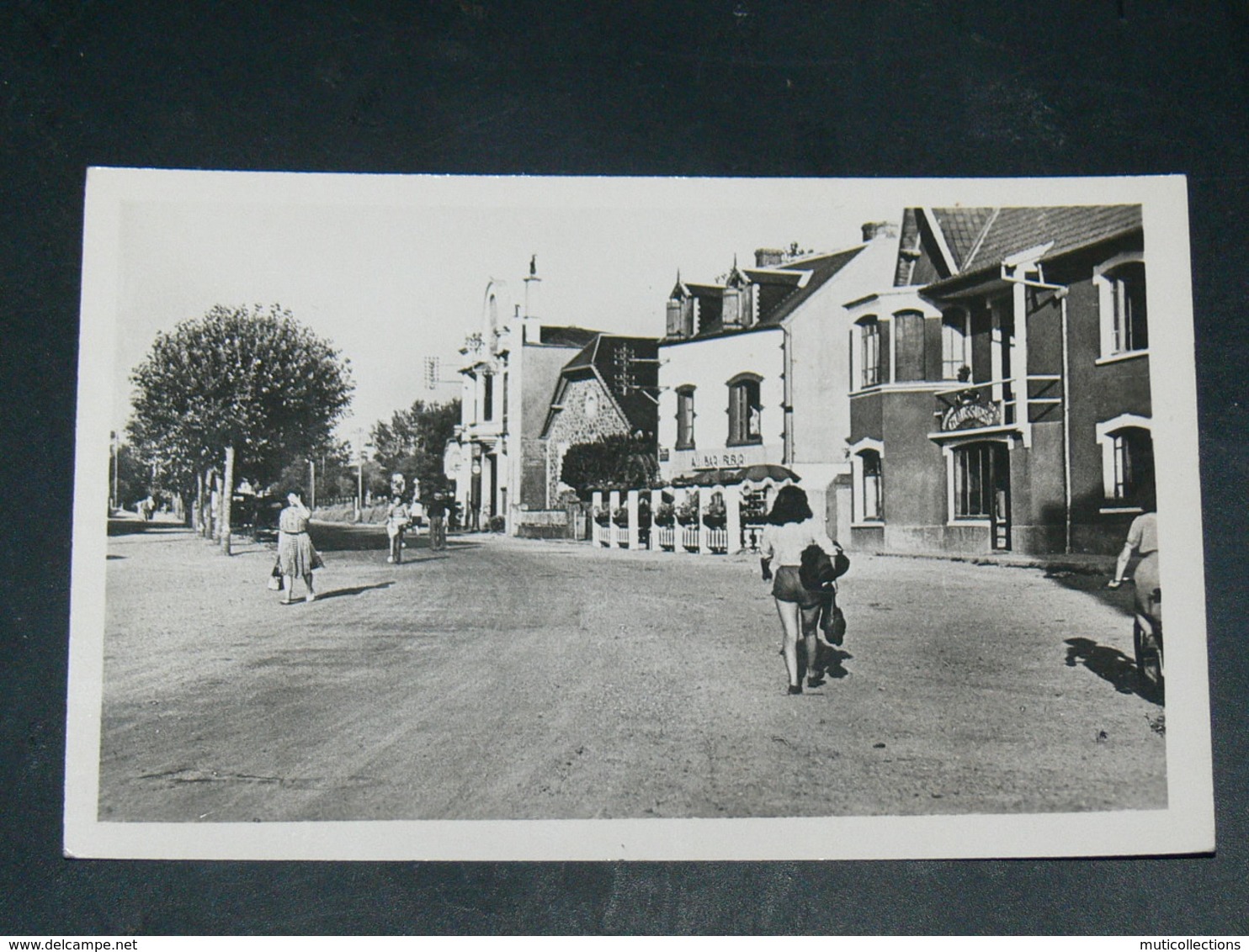 AGON COUTAINVILLE   / ARDT  Coutances   1950  /   VUE   PLACE DE LA GARE    ... EDITEUR - Autres & Non Classés