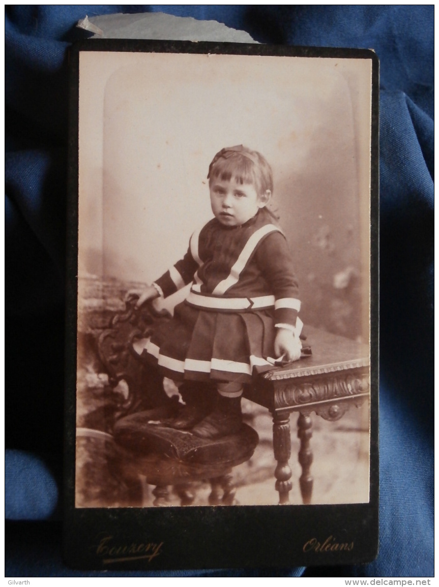 Photo CDV Touzery à Orléans -jeune Enfant Assis Sur Une Table,  Circa 1890 L400 - Anciennes (Av. 1900)