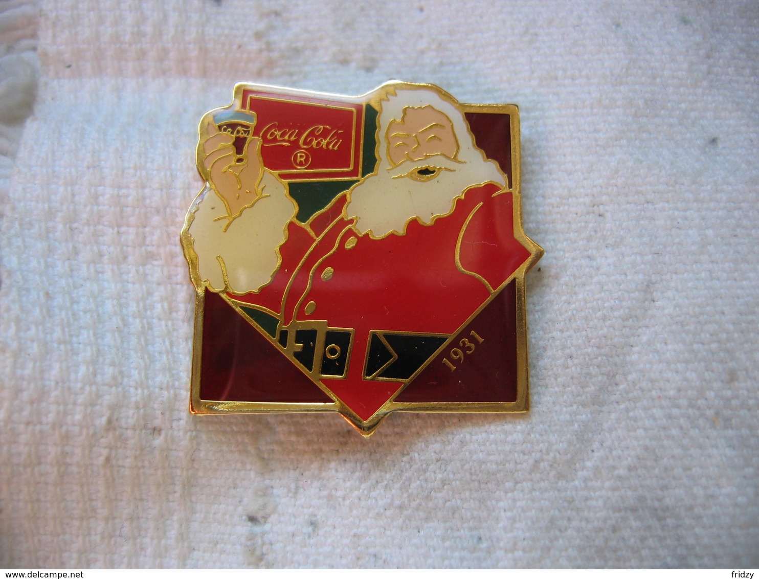 Pin's Coca Cola Année 1892: Pere Noel Avec Un Verre De Coca Cola - Coca-Cola