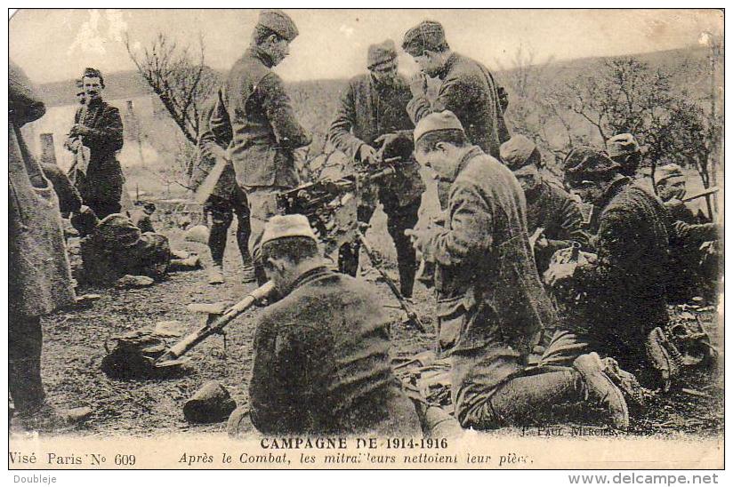 GUERRE 1914- 1918  WW1  Après Le Combat, Les Mitrailleurs Nettoient Leur Pièces  ... - Guerre 1914-18