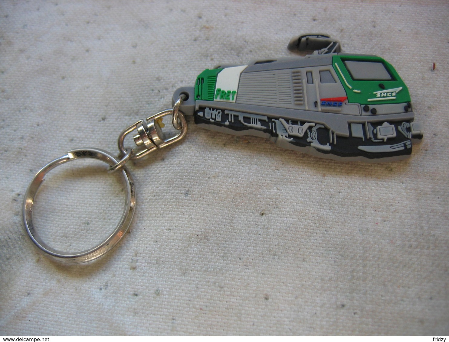 Porte Clés Avec Une Locomotive Electrique FRET De La SNCF. Matiere Caoutchouc, Neuf Dans Son Blister. - Key-rings