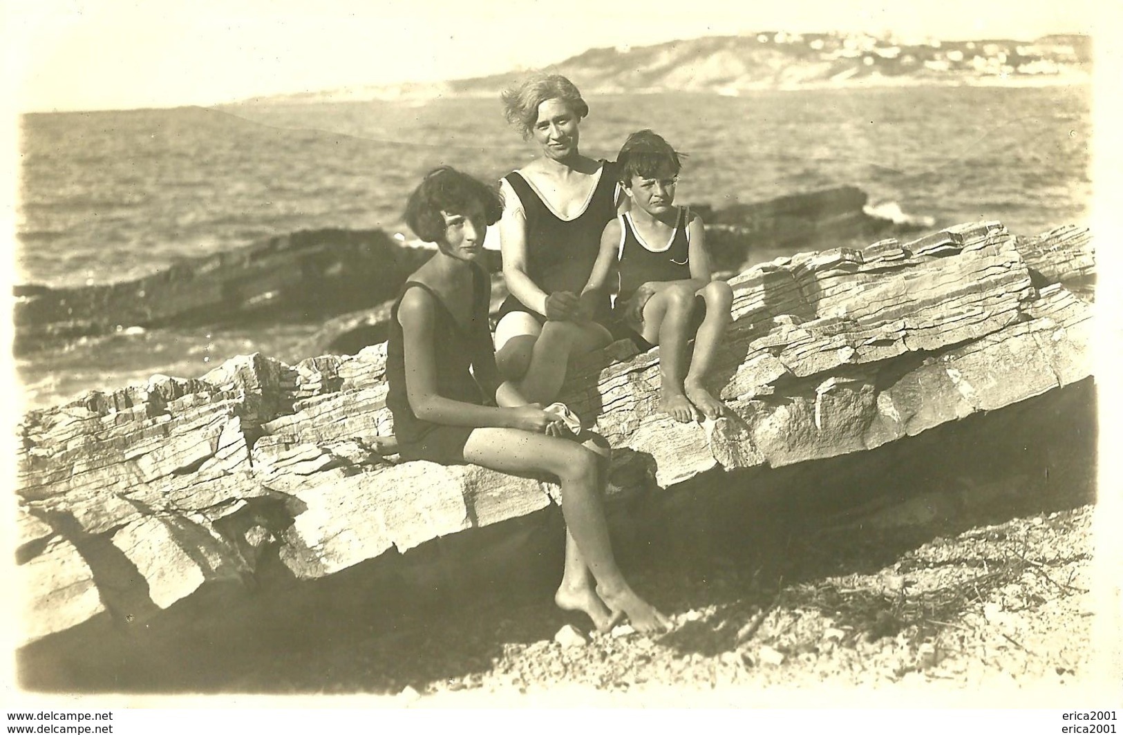 A Identifier. Cpa Photo D'une Mère Avec Ses Deux Enfants Sur Les Rochers De La Reserve à Ciboure. - A Identifier