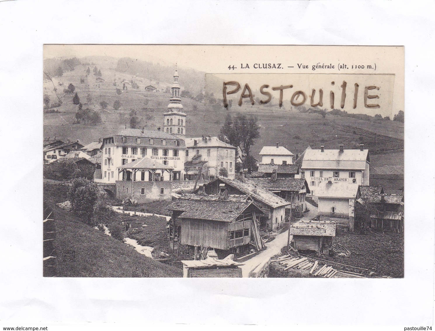 CPA.    -   44.  LA  CLUSAZ  -  Vue Générale (alt. 1100 M.) - La Clusaz