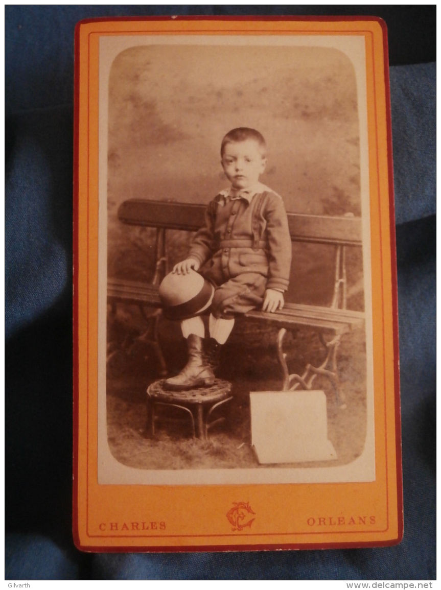 Photo CDV  Charles à Orleans  Jeune Garçon Assis Sur Un Banc  Chapeau Rond Et Livre - CA 1875-80 - L400A - Ancianas (antes De 1900)