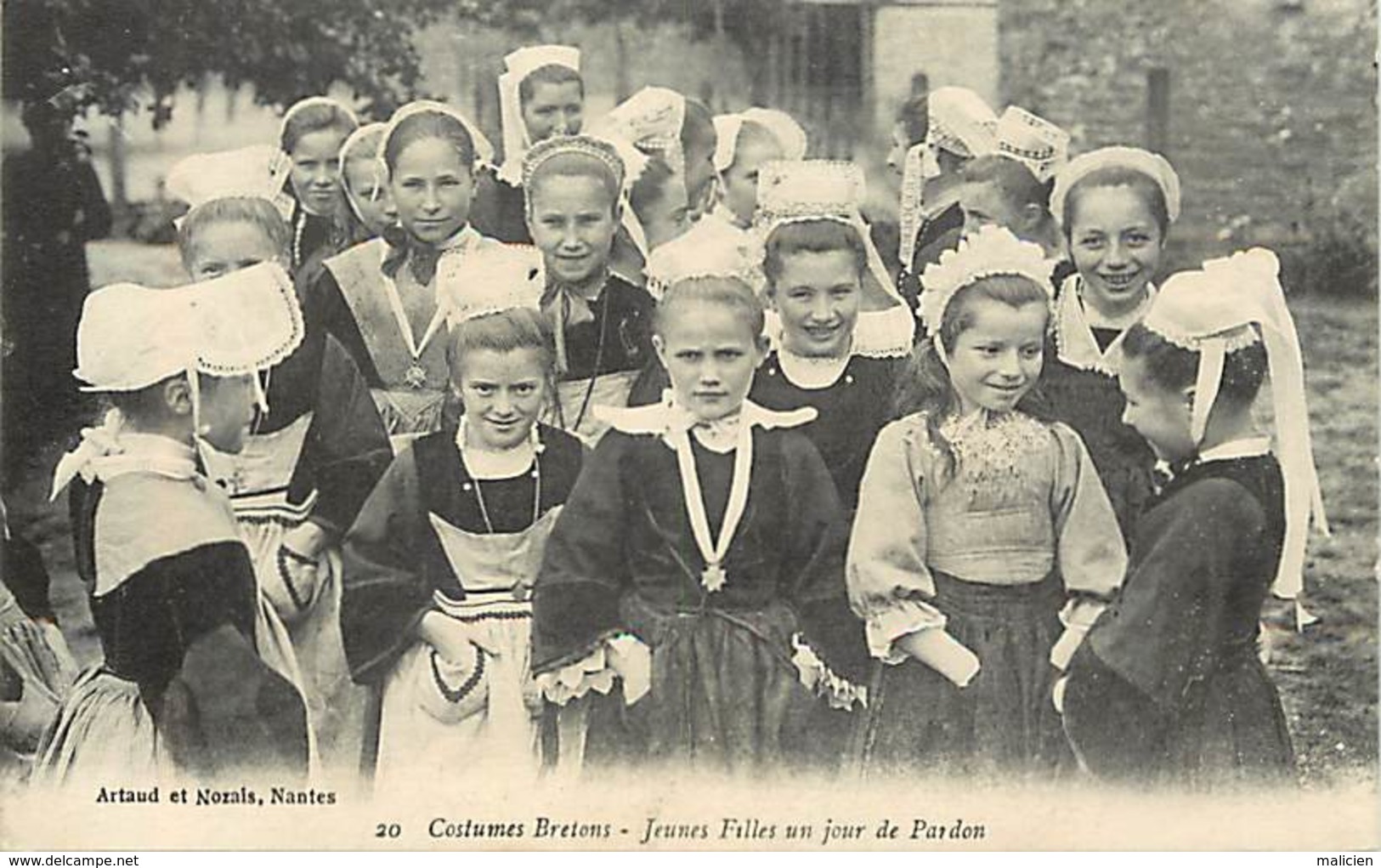 - Finistere -ref-E40- Costumes Bretons - Jeunes Filles Jour De Pardon- Coiffe - Coiffes - Costume - Folklore - Religions - Autres & Non Classés