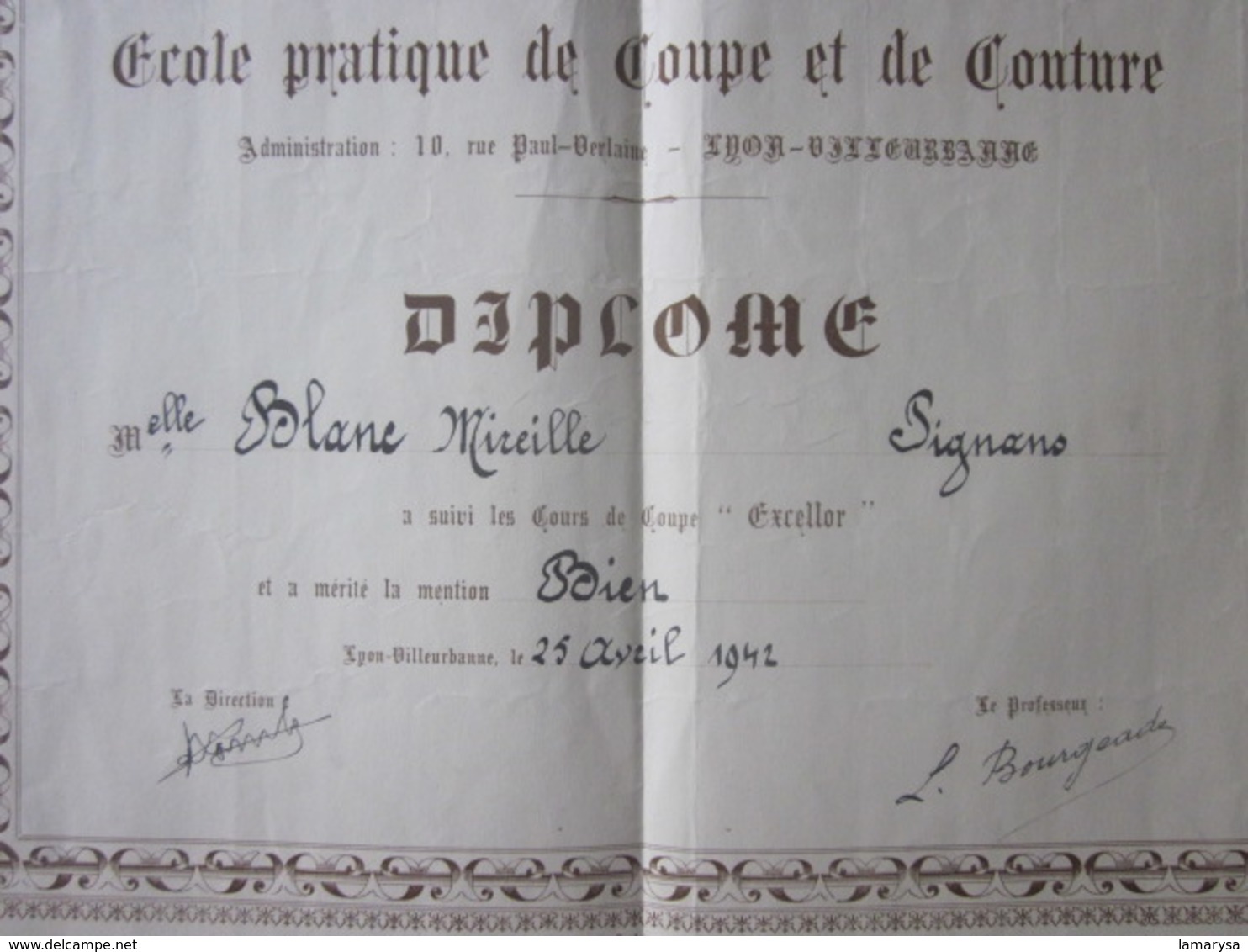 Diplôme-LYON VILLEURBANNE 1942 ECOLE PRATIQUE DE COUPE & DE COUTURE- Diplôme Mention Bien  -Blanc Née à SIGNANS Var 1924 - Diplômes & Bulletins Scolaires