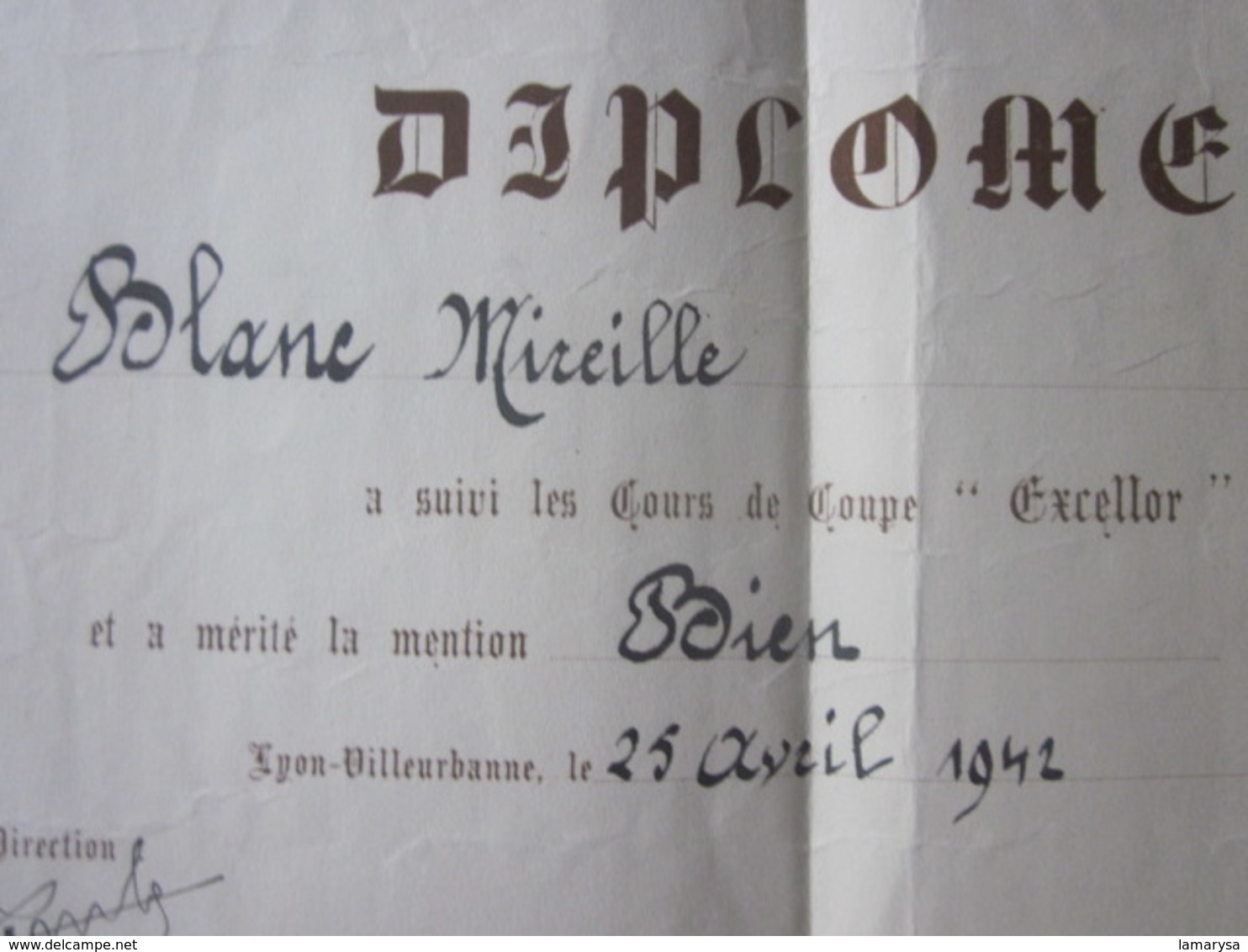 Diplôme-LYON VILLEURBANNE 1942 ECOLE PRATIQUE DE COUPE & DE COUTURE- Diplôme Mention Bien  -Blanc Née à SIGNANS Var 1924 - Diplômes & Bulletins Scolaires