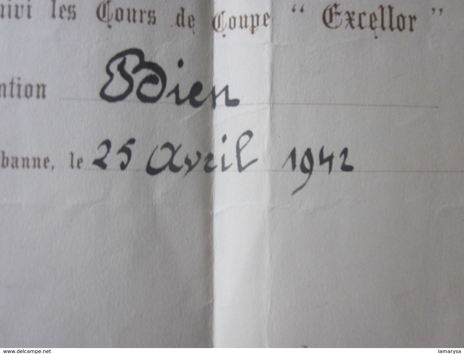 Diplôme-LYON VILLEURBANNE 1942 ECOLE PRATIQUE DE COUPE & DE COUTURE- Diplôme Mention Bien  -Blanc Née à SIGNANS Var 1924 - Diplômes & Bulletins Scolaires