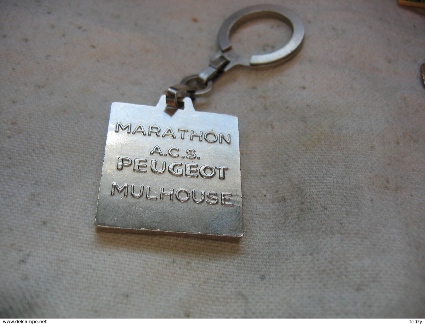 Porte Clés PEUGEOT, Verso Inscription "Marathon ACS Peugeot Mulhouse" - Llaveros