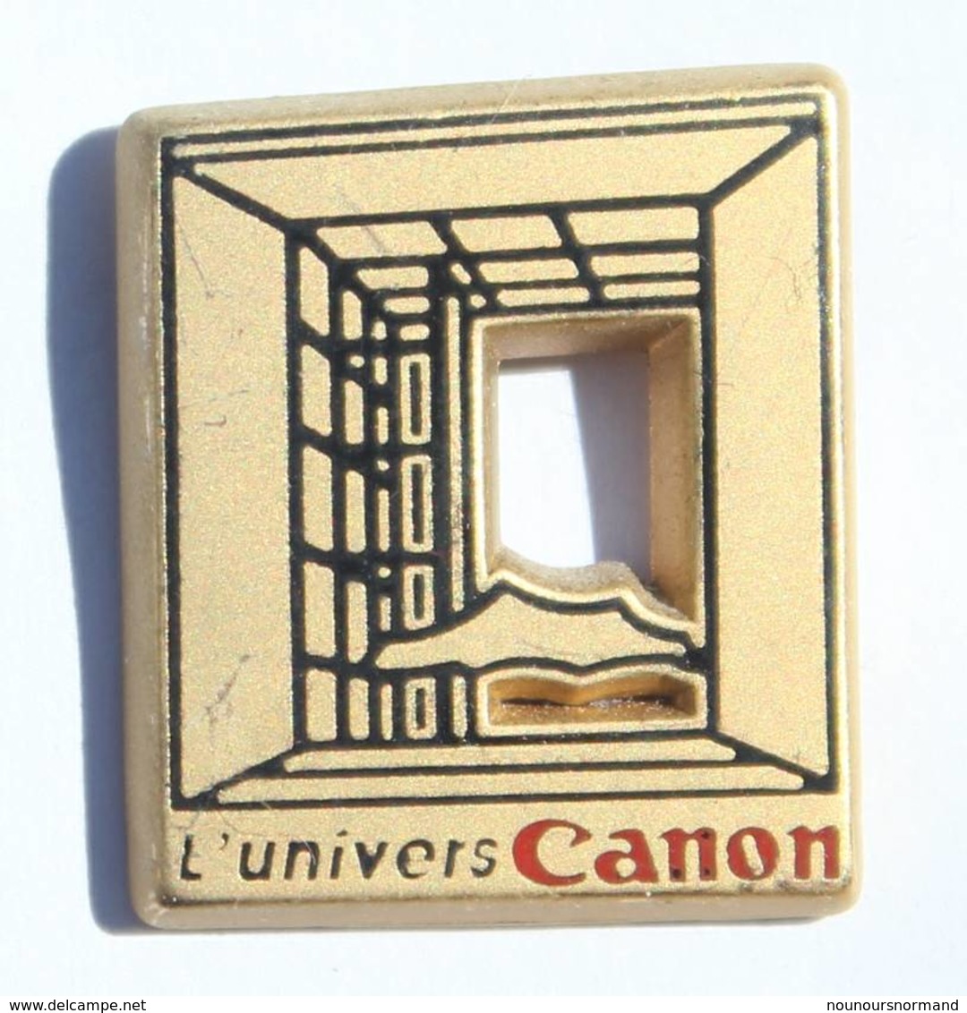 Pin's Doré L'UNIVERS CANON - L'arche De La Défense - Zamac - Arthus Bertrand - H383 - Arthus Bertrand