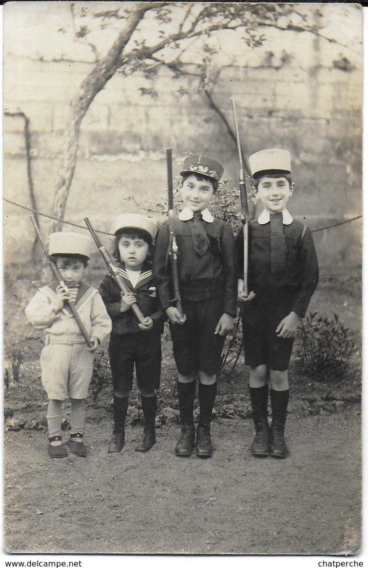 PHOTO PHOTOGRAPHIE ENFANTS JOUANT AUX MILITAIRES PRÉSENTEZ ARMES CARTE PHOTO - Personnes Anonymes