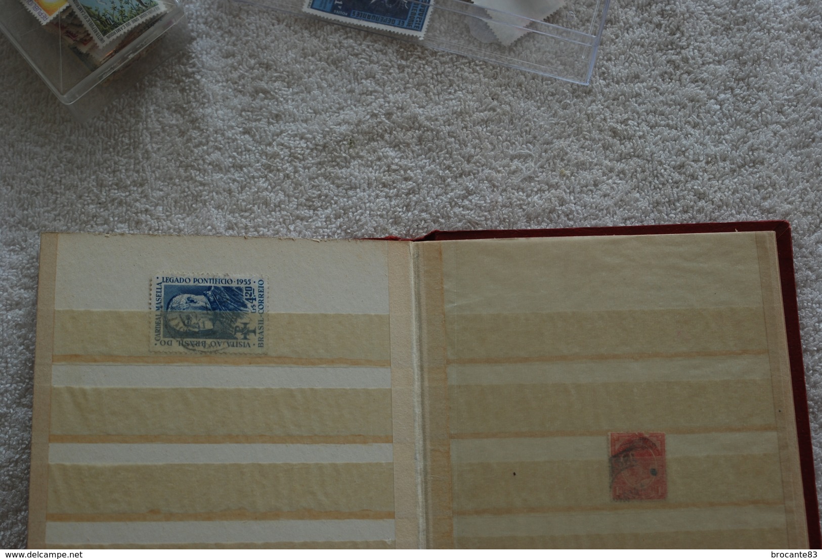 collection de timbre dans un petit album plus deux boites